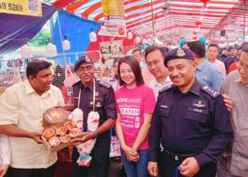 M. KUMAR (dua dari kiri) mengadakan 'walkabout' di Bazar Taman Johor Jaya, Johor Bahru menyantuni para peniaga di kawasan tersebut.
