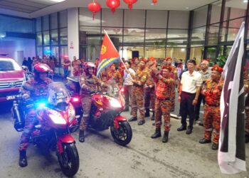 HASSAN 'As'ari Omar melakukan gimik pelancaran Program Kempen Kesedaran Kebakaran Musim Perayaan Tahun Baru Cina di Kuala Terengganu, malam tadi. - UTUSAN/TENGKU DANISH BAHRI TENGKU YUSOFF