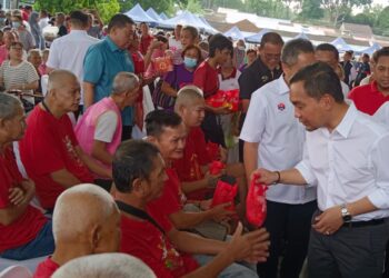 ONN HAFIZ Ghazi menyampaikan buah limau kepada orang ramai yang menghadiri Majlis Perasmian Jualan Kasih Johor sempena Tahun Baharu Cina di Pusat Rukun Tetangga Taman Johor, Johor Bahru.