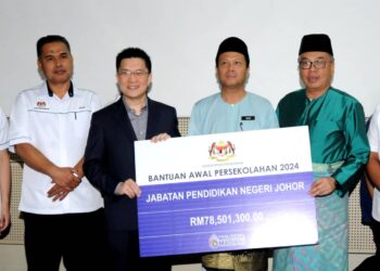 WONG KAH WOH (dua dari kiri) menyampaikan replika cek cura BAP kepada Yahya Jaafar (kanan) sambil diperhatikan oleh Anuar Sukiran (tengah) pada Majlis Penyerahan Cek Cura Bantuan Awal Persekolahan (BAP) Negeri Johor 2024 di Dewan Seminar, Jabatan Pendidikan Negeri Johor, Johor Bahru.