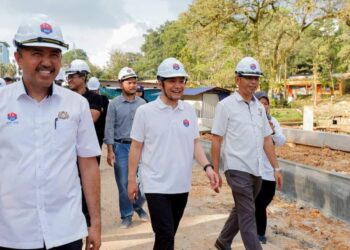 MOHD. JAFNI Md. Shukor (kiri) mengiringi Menteri Besar, Datuk Onn Hafiz Ghazi meninjau kerja-kerja menaik taraf Zoo Johor, baru-baru ini.