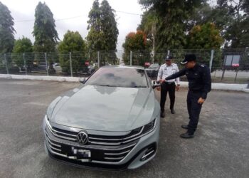 ANGGOTA polis memeriksa kereta jenis Volkswagen yang dipandu seorang lelaki secara merbahaya di Kemaman,  hari ini. - UTUSAN/NIK NUR IZZATUL HAZWANI NIK ADNAN