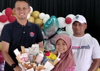 MOHD. FARED Mohd.  Khalid (kiri) menyampaikan hadiah kepada pemenang pertandingan mewarna pada Program Kecoh Sekawan Desa di Kompleks Penghulu Mukim Dua Bagan di Semerah, Batu Pahat.