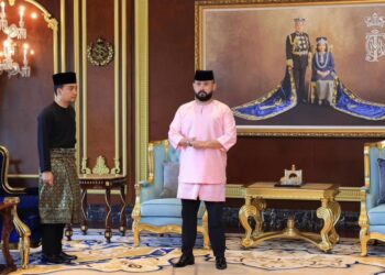 TUNKU MAHKOTA ISMAIL berkenan menerima rombakan barisan Exco Johor yang baharu yang dipersembahkan oleh Onn Hafiz Ghazi.