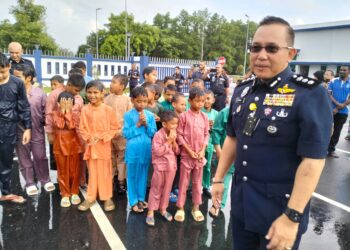 KAMA Azural Mohamed (kanan) meraikan sebahagian kanak-kanak yang menyertai majlis khatan di Ibu Pejabat Polis Daerah (IPD) Pasir Mas, Kelantan hari ini-UTUSAN/ROHANA ISMAIL.