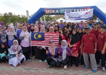 KASEMANI Embong (berdiri, tiga dari kiri) merasmikan larian sempena Sambutan Hari Kanser Sedunia Peringkat Negeri Terengganu di Kuala Nerus, hari ini. - UTUSAN/KAMALIZA  KAMARUDDIN