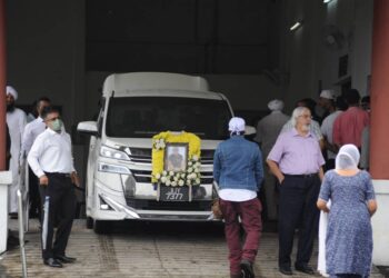 VAN yang membawa mayat mendiang Roshaan Singh Raina tiba di Krematorium Hindu di Jalan Kebun Teh, Johor Bahru.