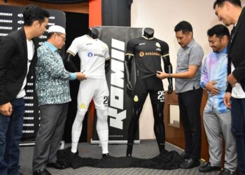 HISHAMUDDIN Abdul Karim (dua dari kiri) melihat jersi yang akan digunakan pasukan Terengganu dalam cabaran MPFL 2024 di Kuala Terengganu, semalam. - UTUSAN/TENGKU DANISH BAHRI TENGKU YUSOFF