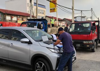 ANGGOTA penguatkuasa KPDN menyita dua lori membawa muatan lapan tong drum berisi minyak diesel di sebuah stesen minyak di Gambang di Kuantan, Pahang. - FOTO IHSAN KPDN PAHANG