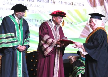 MD. ISMAIL Ahmad Khan menyampaikan diploma kepada seorang graduan, Nurul Atiqah Zulkefli pada Istiadat Konvokesyen INSTEDT Ke-16 di Hotel Berjaya Waterfront, Johor Bahru.