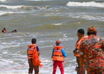ANGGOTA bomba melakukan operasi mencari dan menyelamat seorang mangsa yang dikhuatiri lemas, Zulkarnain Mohamed Zubir di Pantai Batu Buruk, Kuala Terengganu, hari ini. - UTUSAN/PUQTRA HAIRRY ROSLI