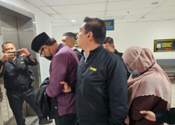 ARRIE Syahiman Mohd. Zain (dua kiri) dan Nurul Azwani Mohd. Razali (dua kanan) dibawa keluar dari Mahkamah Sesyen Kuala Terengganu, hari ini.