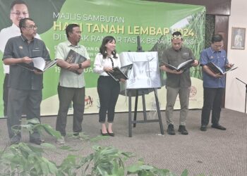 NIK NAZMI Nik Ahmad (dua kanan) melancarkan buku spesies ikan yang ada di Tasik Bera pada majlis Hari Tanah Lembab Sedunia 2024 di Tasik Bera di Bera, Pahang. - UTUSAN/SALEHUDIN MAT RASAD
