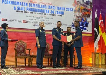 NOR HISHAM Mohammad (tiga dari kanan) menyampaikan sijil Anugerah Perkhidmatan Cemerlang (APC) kepada 78 anggota bomba Jabatan Bomba dan Penyelamat Malaysia (JBPM) Pahang di Ibu Pejabat JBPM Pahang di Kuantan, Pahang. - UTUSAN/NORHAFIZAN ZULKIFLI