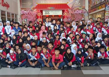PIHAK pengurusan UDA Holdings bergambar bersama-sama ibu bapa dan murid-murid yang menerima sumbangan kelengkapan persekolahan dalam Program UDA Cares, Back To School 2024 di Angsana Johor Bahru Mall, Johor Bahru.