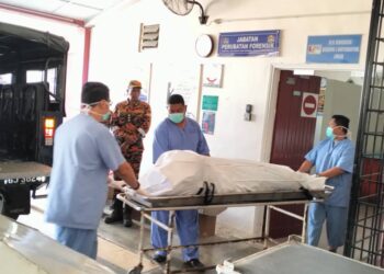 MAYAT Zulkarnain Mohamed Zubir yang ditemukan lemas di Pulau Gemia, Marang dibawa ke Unit Forensik HSNZ, Kuala Terengganu, petang tadi. - UTUSAN KAMALIZA KAMARUDDIN