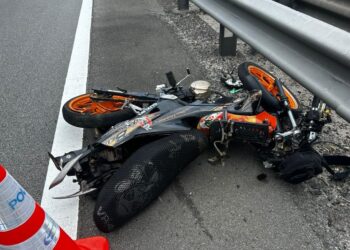 KEADAAN motosikal ditunggang Muhammad Nur Mustakim Seman selepas melanggar penmbahagi jalan  di Kilometer 62.8, Lebuhraya Utara-Selatan.