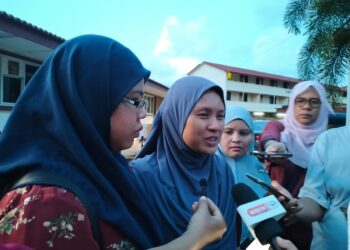 NORA Elina Abdul Khalit (dua dari kiri) ditemu ramah wartawan di Unit Forensik HSNZ, Kuala Terengganu, sebentar tadi. - UTUSAN/KAMALIZA KAMARUDDIN