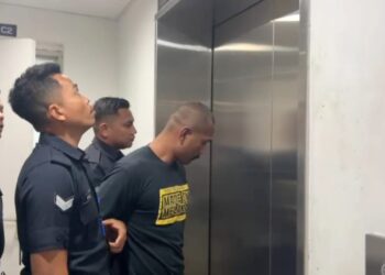 MOHD. Alias Mokhtar (dua, kiri) dibawa keluar dari Mahkamah Sesyen Kuala Terengganu, hari ini. - UTUSAN/TENGKU DANISH BAHRI TENGKU YUSOFF