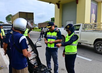 LOKMAN Jamaan (dua dari kanan) melakukan tinjauan dan pemeriksaan sempena ops motosikal, kenderaan Pengangkutan awam (KPA), dan kenderaan perkhidmatan barangan (KPB) di jalan Gambang di Kuantan, Pahang. - UTUSAN/SHEIKH AHMAD RAZIF