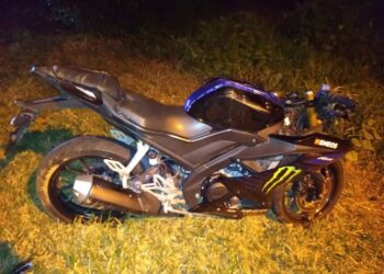 KEADAAN motosikal jenis Yamaha YZF-R15 ditunggangi Muhammad Afif Aniq Mohd. Azrai yang terbabas di di Jalan Pantai Kuala Terengganu - Kampung Raja dekat Kampung Lembah Bidong, Setiu, semalam.