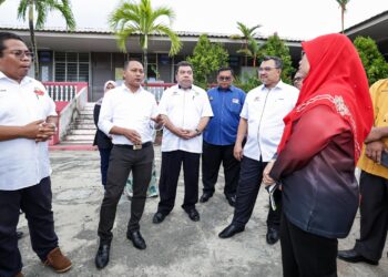 AZNAN Tamim (dua dari kiri) berbincang dengan Mohd. Hanafi Samad (tiga dari kiri) dan Azizul (kiri) serta pegawai lain di SK Perigi Acheh, Pasir Gudang.