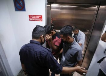 SEBAHAGIAN daripada tujuh tertuduh dibawa keluar selepas mengaku bersalah mencederakan tiga lelaki di Mahkamah Majistret Kuala Terengganu, hari ini. - UTUSAN/TENGKU DANISH BAHRI TENGKU YUSOFF