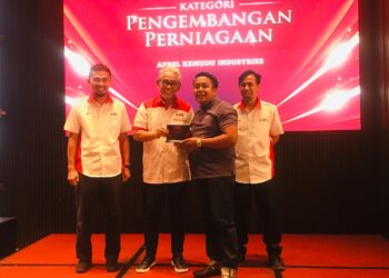 TENGKU Ahmad Badli Shah Raja Husssin (dua dari kiri) menyampaikan Anugerah Prestasi Terbaik kepada penerima pada Majlis Aspirasi Kecemerlangan Perniagaan Peserta AUM 2023 (Kelantan) di Hotel Grand Renai, Kota Bharu, Kelantan. UTUSAN/ROSMIZAN RESDI.