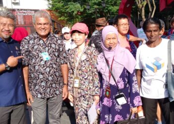 SHARIL NIZAM Abdul Rahim (kiri) bergambar dengan pemandu pelancong yang menghadiri Majlis Perasmian CBD Heritage Waik di Legaràn Segget, Johor  Bahru.