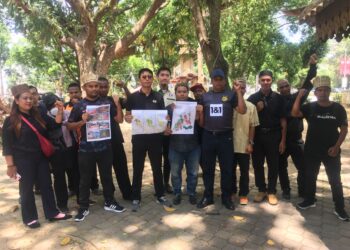 SEBAHAGIAN NGO menunjukkan bantahan selepas hadir dalam sesi Pendengaran Awam bagi cadangan Pengubahsuaian Rancangan Pemajuan di Negeri Kelantan (Rancangan Struktur Negeri,  Rancangan Tempatan dan Rancangan Kawasan Khas) di Kota Bharu, Kelantan. UTUSAN/ROSMIZAN RESDI