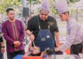 AB. RAUF Yusoh memasak sempena Majlis Perasmian Penutup Pertandingan Memancing dan Memasak Ikan Air Tawar di Dataran Pengkalan Rama, Melaka. - UTUSAN/AMRAN MULUP