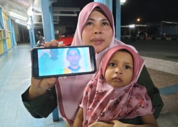 ROHANA Abdullah menunjukkan gambar suaminya yang maut dalam kemalangan di Kampung Padang Licin, Pasir Mas-Rantau Panjang, Kelantan-UTUSAN/ROHANA ISMAIL.