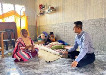 MOHD. FARED Mohd. Khalid mengunjungi Normah yang membesarkan empat cucunya di PPR Kempas Permai, Johor Bahru.