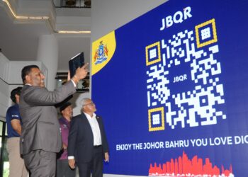 RAVEN KUMAR mengimbas kod QR pada Majlis Pelancaran  JBQR di Jotic, Johor Bahru.
