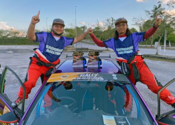 MUHAMMAD Syakirin Razaki (kiri) bersama Amir Izham meraikan kejayaan menduduki tempat pertama bagi kategori P10 Rally Sprint X-One di Serdang, Selangor, kelmarin.