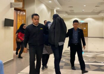 BEKAS Pengurus Felda Lepar Utara 1 (tengah) mengaku tidak bersalah atas 13 pertuduhan pecah amanah di Mahkamah Sesyen di  Kuantan, Pahang. - UTUSAN/NORHAFIZAN ZULKIFLI