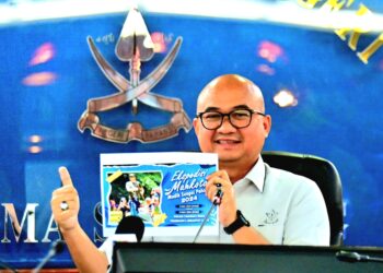 FADZLI Mohamad Kamal, menunjukkan risalah Ekspedisi Mahkota Mudik Sungai Pahang dalam sidang akhbar di Wisma Sri Pahang di Kuantan, Pahang. - FOTO/SHAIKH AHMAD RAZIF