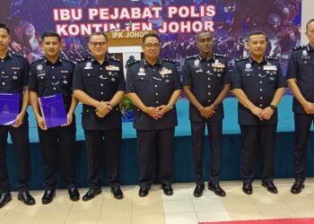 M. KUMAR (empat dari kanan) bergambar dengan pegawai dan anggota polis selepas Majlis Perhimpunan Bulanan Polis Johor di Dataran Kawad, IPK Johor, Johor Bahru.