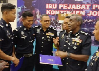 M. KUMAR (dua dari kanan) ramah mesra dengan tiga anggota polis menolak rasuah yang mendapat sijil penghargaan pada Majlis Perhimpunan Bulanan Polis Johor di IPK Johor, Johor Bahru.