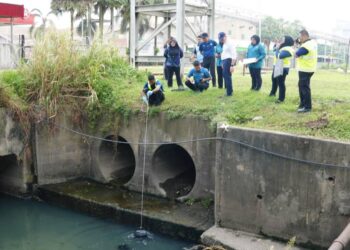 LING TIAN SOON (berbaju putih) bersama-sama pegawai JAS negeri serta cawangan Pasir Gudang dan wakil MBPG melakukan pemantauan di sungai tercemar di Pasir Gudang.