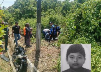 ANGGOTA polis mengeluarkan mayat Allahyarham Fahmi Aqil Hasim (gambar kecil) yang dijumpai dalam semak selepas melanggar dua ekor kambing di Jalan Kuala Linggi, Kuala Sungai Baru, Melaka.