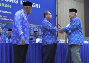 ABDUL FATTAH Abdullah (tengah) menyampaikan sijil penghargaan kepada Ahli Jawatankuasa Koperasi Pahang Tengah di Temerloh, Pahang. - UTUSAN/SALEHUDIN MAT RASAD
