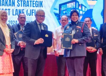 MOHD. NOORAZAM Osman (dua dari kiri) dan Pengarah Bomba dan Penyelamat Johor,  Siti Rohani Nadir menunjukkan dokumen MoU tentang persefahaman sebagai rakan strategik Johor Fast Lane (JFL) di Menara MBJB, Johor Bahru.