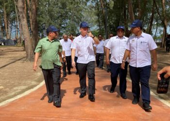 NGA Kor Ming (dua, kiri) meninjau Taman Awam Kuala Kerteh di Kemaman, hari ini. - UTUSAN/NIK NUR IZZATUL HAZWANI NIK ADNAN