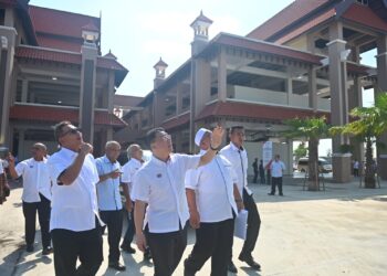 NGA Kor Ming (dua, kiri) meninjau pekarangan Pasar Payang 1 selepas Majlis Penyerahan Projek Pembangunan Semula Pasar Payang 1 dan Majlis Kick-Off Program Bandar Selamat Tahun 2024 di Kuala Terengganu, hari ini. - UTUSAN/PUQTRA HAIRRY ROSLI