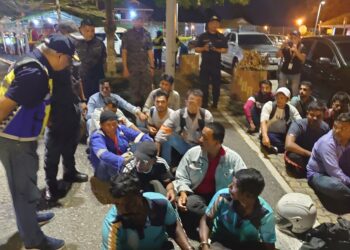 LOKMAN Jamaan (kiri) bertanya soalan kepada warga asing yang ditahan dalam operasi bersepadu khas di Plaza Tol Skudai arah selatan, Johor Bahru.
