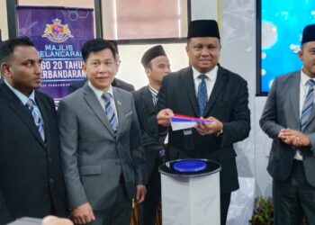 MOHD. FAHMI Salam (dua dari kanan) simbolik meletakkan  replika kapal terbang semasa  melancarkan logo Sambutan 20 Tahun MPKu di Majlis Perbandaran Kulai.