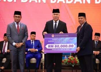 TENGKU Mohamad Rizam Tengku Abdul Aziz (tengah) berkenan menyampaikan sumbangan kepada badan pertubuhan dan agensi bagi tahun 2024 semasa Majlis Sidang Media Laporan Khas Kutipan & Agihan 2023 di Kota Bharu, Kelantan-UTUSAN/KAMARUL BISMI KAMARUZAMAN.