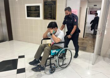 PENGHANTAR barang yang didapati bersalah merogol adik tiri menaiki kerusi roda ketika dibawa keluar dari Mahkamah Sesyen Kuala Terengganu, hari ini.