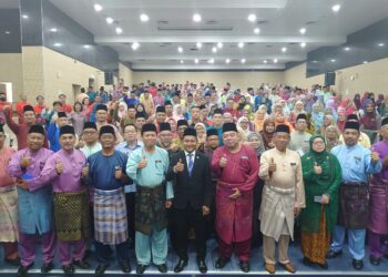 AZNAN Tamin (depan, tengah) bergambar bersama-sama warga pendidik negeri Johor di Pejabat JPNJ, Johor Bahru.
